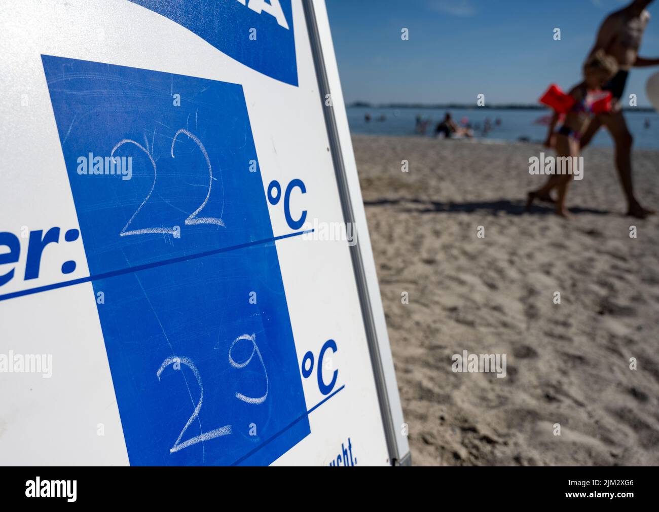 Stralsund, Allemagne. 04th août 2022. Un tableau d'affichage du maître-nageur indique une température de l'air de 29 degrés et une température de l'eau de 22 degrés Celsius lors de cette chaude journée mi-été à Stralsund Beach. Credit: Stefan Sauer/dpa/Alay Live News Banque D'Images