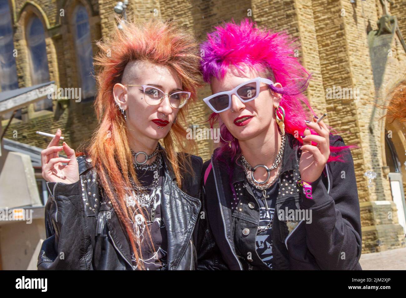 Blackpool, Lancashire, Royaume-Uni. 4th août 2022. La sous-culture punk, les idéologies, la mode, avec des coiffures mohican teints et la coloration au festival Punk Rebellion aux jardins d'hiver. Une protestation contre les attitudes et les comportements conventionnels, un choc des cultures anti-establishment, des mohawks, des épingles de sécurité et une charge d'attitude à la ville de bord de mer tandis que les punks participant au festival annuel de musique rock Rebellion aux jardins d'hiver se côtoient avec les vacanciers traditionnels. Crédit : MediaWorldimages/AlamyLiveNews Banque D'Images