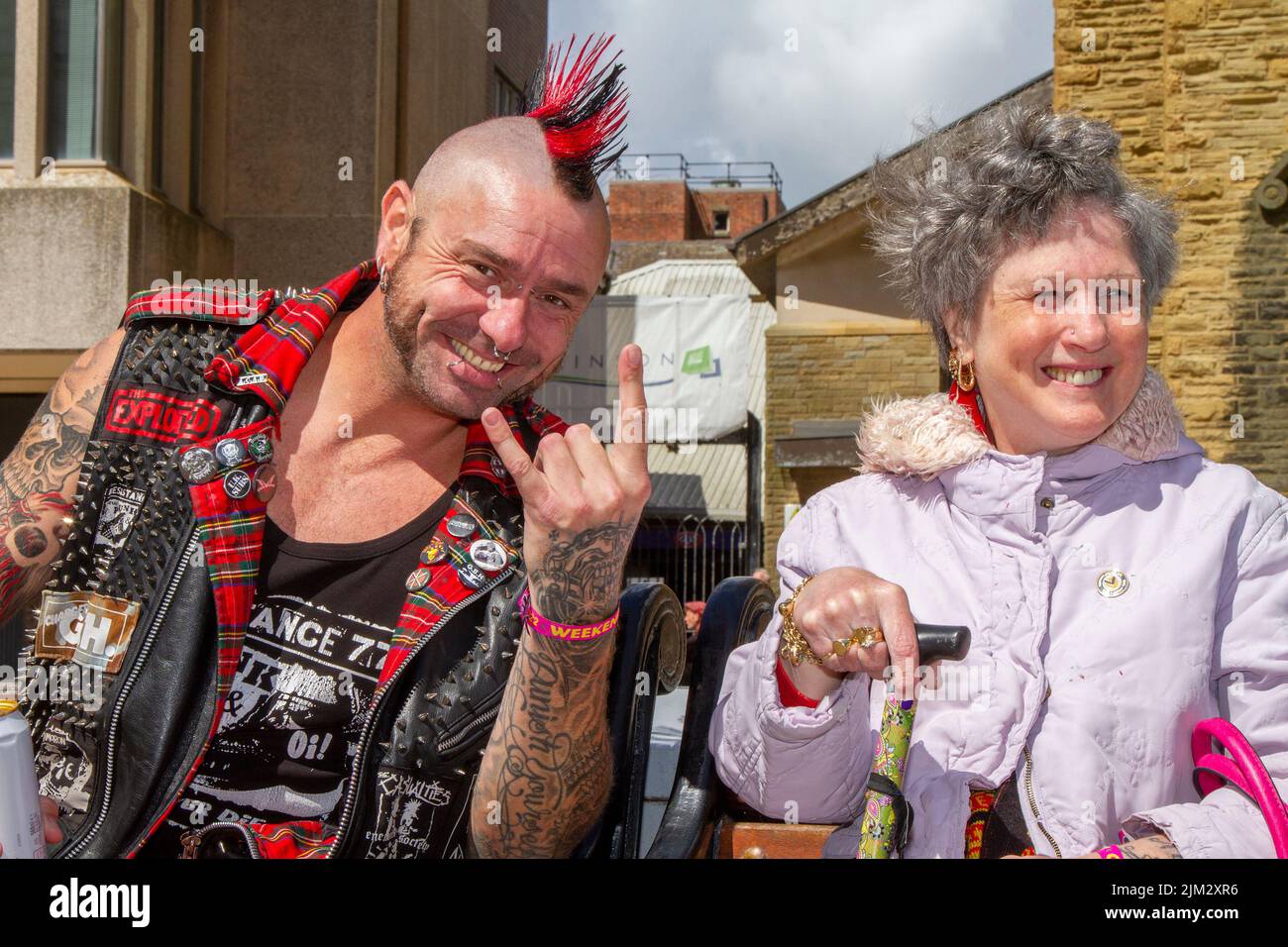 Blackpool, Lancashire, Royaume-Uni. 4th août 2022. La sous-culture punk, les idéologies, la mode, avec des coiffures mohican teints et la coloration au festival Punk Rebellion aux jardins d'hiver. Une protestation contre les attitudes et les comportements conventionnels, un choc des cultures anti-establishment, des mohawks, des épingles de sécurité et une charge d'attitude à la ville de bord de mer tandis que les punks participant au festival annuel de musique rock Rebellion aux jardins d'hiver se côtoient avec les vacanciers traditionnels. Crédit : MediaWorldimages/AlamyLiveNews Banque D'Images