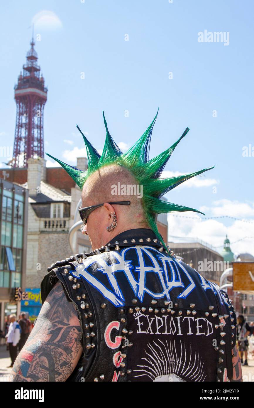 Punk Rocker porte une veste à pointes en cuir de métal lourd à Blackpool, Lancashire, Royaume-Uni. Août 2022. La sous-culture punk, les idéologies, la mode, avec des coiffures mohican teints et la coloration au festival Punk Rebellion aux jardins d'hiver. Une protestation contre les attitudes et les comportements conventionnels, un choc des cultures anti-establishment, des mohawks, des épingles de sécurité et une charge d'attitude à la ville de bord de mer tandis que les punks participant au festival annuel de musique rock Rebellion aux jardins d'hiver se côtoient avec les vacanciers traditionnels. Crédit : MediaWorldimages/AlamyLiveNews Banque D'Images