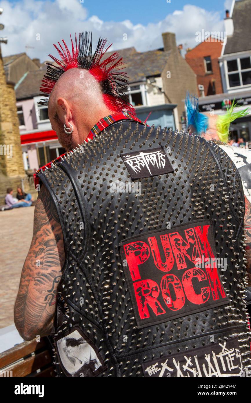 Punk Rocker porte une veste à pointes en cuir de métal lourd à Blackpool, Lancashire, Royaume-Uni. 4th août 2022. La sous-culture punk, les idéologies, la mode, avec des coiffures mohican teints et la coloration au festival Punk Rebellion aux jardins d'hiver. Une protestation contre les attitudes et les comportements conventionnels, un choc des cultures anti-establishment, des mohawks, des épingles de sécurité et une charge d'attitude à la ville de bord de mer tandis que les punks participant au festival annuel de musique rock Rebellion aux jardins d'hiver se côtoient avec les vacanciers traditionnels. Crédit : MediaWorldimages/AlamyLiveNews Banque D'Images