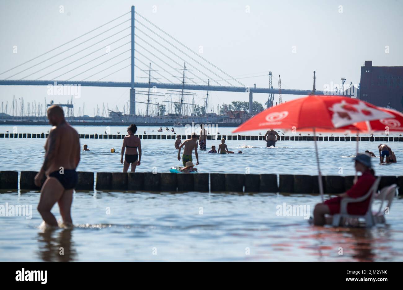 Stralsund, Allemagne. 04th août 2022. Beaucoup de gens se rafraîchissent dans l'eau de mer au lido à des températures en milieu d'été. Credit: Stefan Sauer/dpa/Alay Live News Banque D'Images