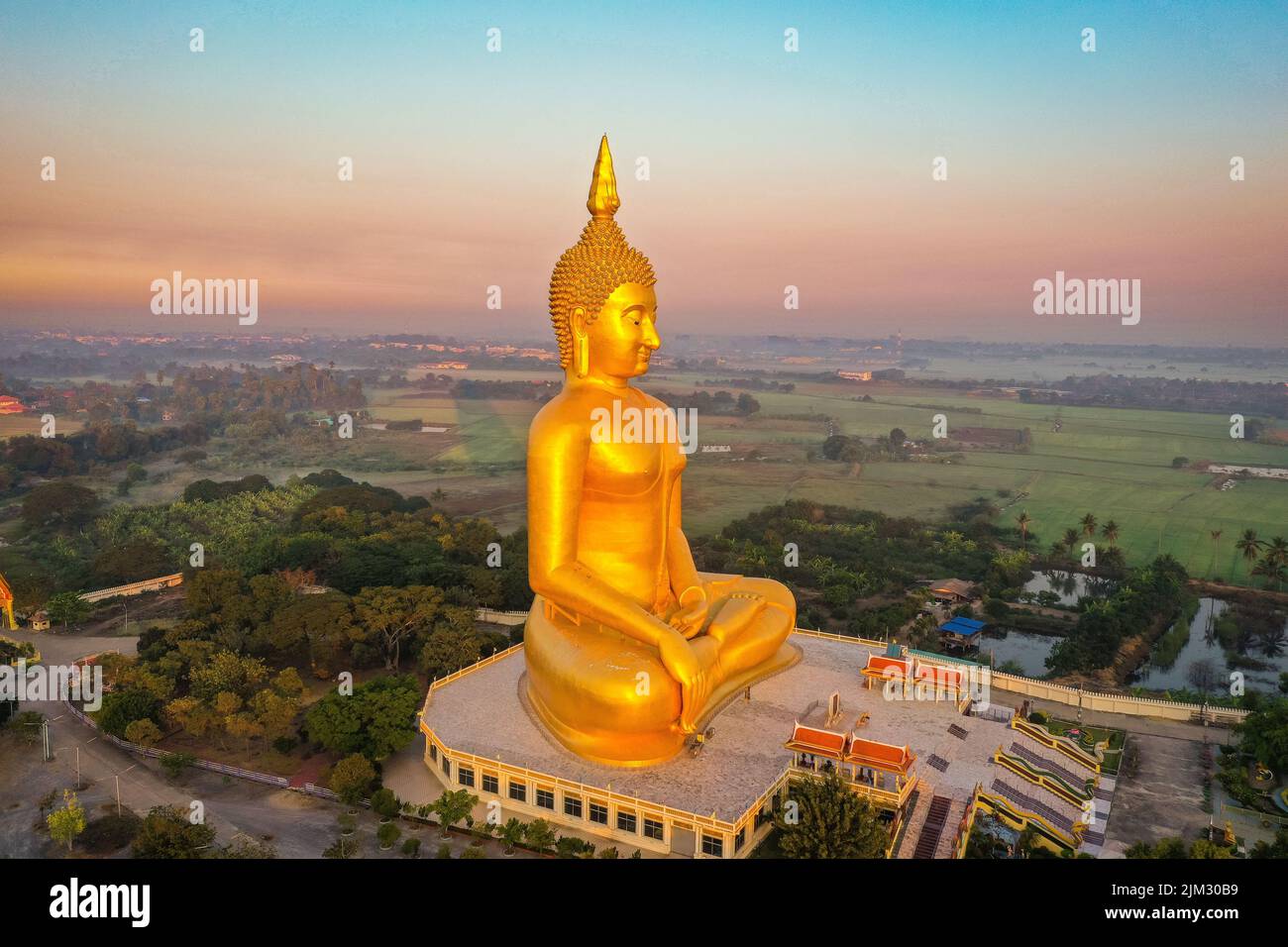 Grand Bouddha au coucher du soleil à Wat Muang à Ang Thong, Thaïlande Banque D'Images