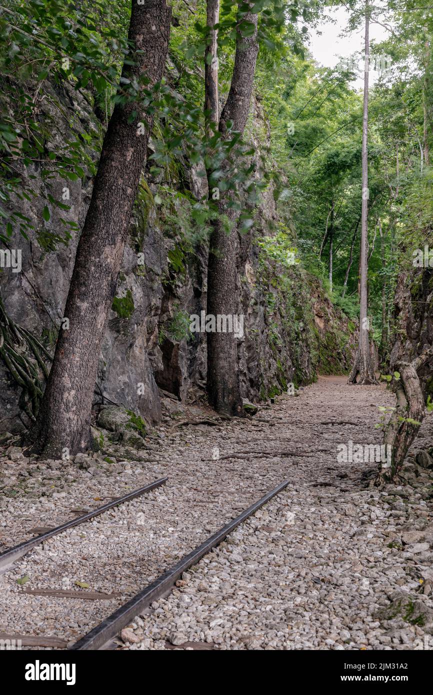 Col Hellfire (Chong khaokaht) du chemin de fer de la mort dans la montagne de vallée qui a été construit cruel par les prisonniers de guerre construits pendant la guerre mondiale 2 à Kanchanaburi Banque D'Images