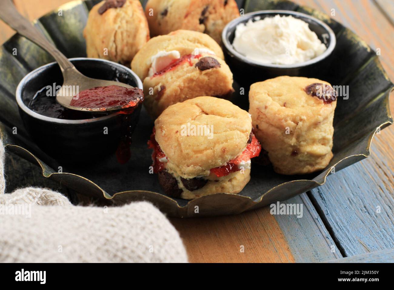 Scones britanniques avec crème épaisse et confiture de fraises pour le thé de l'après-midi, gros plan Banque D'Images