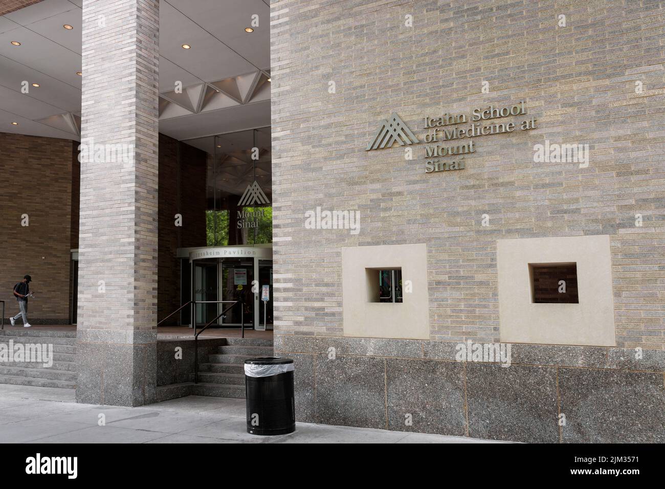 Entrée de la cinquième avenue de l'Icahn School of Medicine, partie du système de santé Mount Sinai à Manhattan, New York Banque D'Images