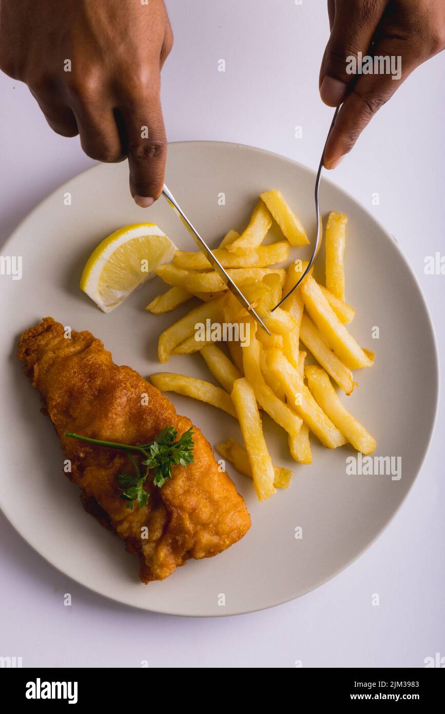 Mains de l'homme afro-américain ayant des frites et des fruits de mer, copier l'espace Banque D'Images