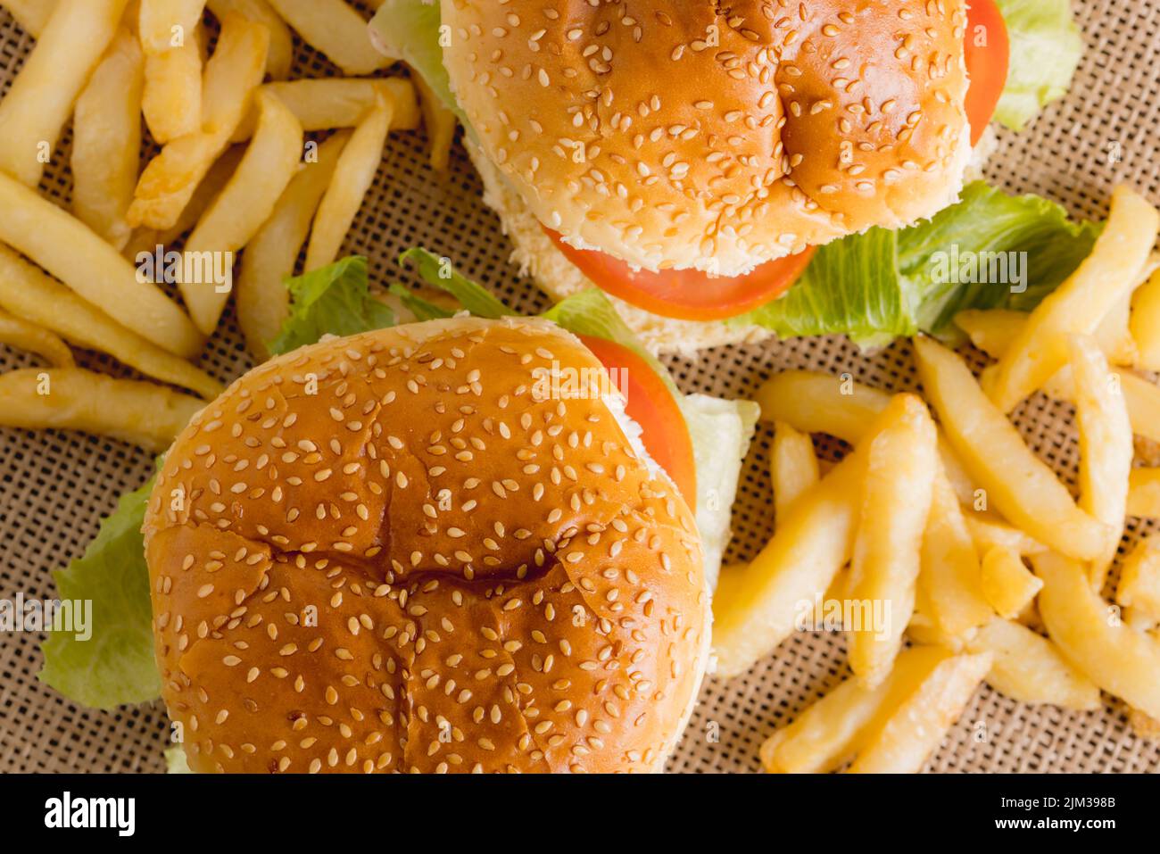 Directement au-dessus de la prise de hamburger frais avec des frites,  espace de copie Photo Stock - Alamy