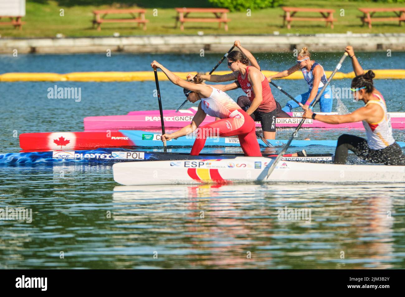 Dartmouth, Canada. 4 août 2022. Sous l'enthousiasme des supporters de la maison, Katie VINCENT, au milieu, du Canada commence fortement dans sa chaleur qualifiante dans la course femmes C1 200m au Championnat du monde, gagnant la chaleur de 0,18 secondes. Maria CORBERA d'Espagne a terminé deuxième, Katarzyna SZPERKIEWICZ a terminé troisième. Les trois meilleurs retoucheur passent maintenant en finale plus tard dans la semaine. Les Championnats du monde 2022 ICF Canoe Sprint et Paracanoe se déroulent sur le lac Banook à Dartmouth (Halifax). Credit: Meanderingemu/Alamy Live News Banque D'Images