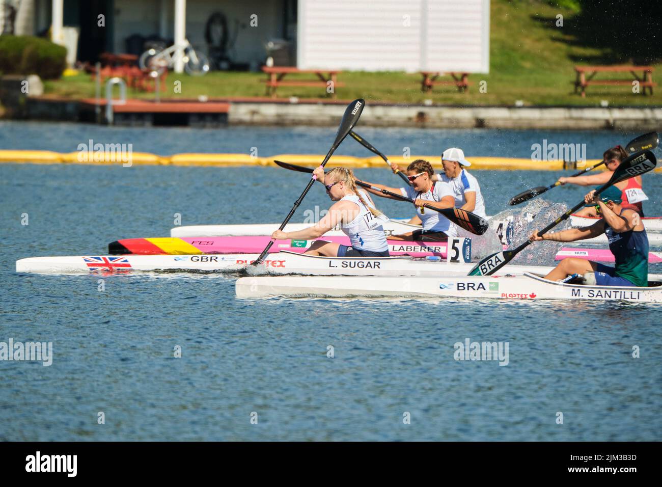 Dartmouth, Canada. 4 août 2022. Laura SUGAR, de Grande-Bretagne, prend la première place de sa chaleur qualifiante dans la course féminine KL3 200m au Championnat du monde qu'elle a remporté trois quarts de seconde. Elle passe maintenant en finale plus tard cette semaine. Les Championnats du monde 2022 ICF Canoe Sprint et Paracanoe se déroulent sur le lac Banook à Dartmouth (Halifax). Credit: Meanderingemu/Alamy Live News Banque D'Images