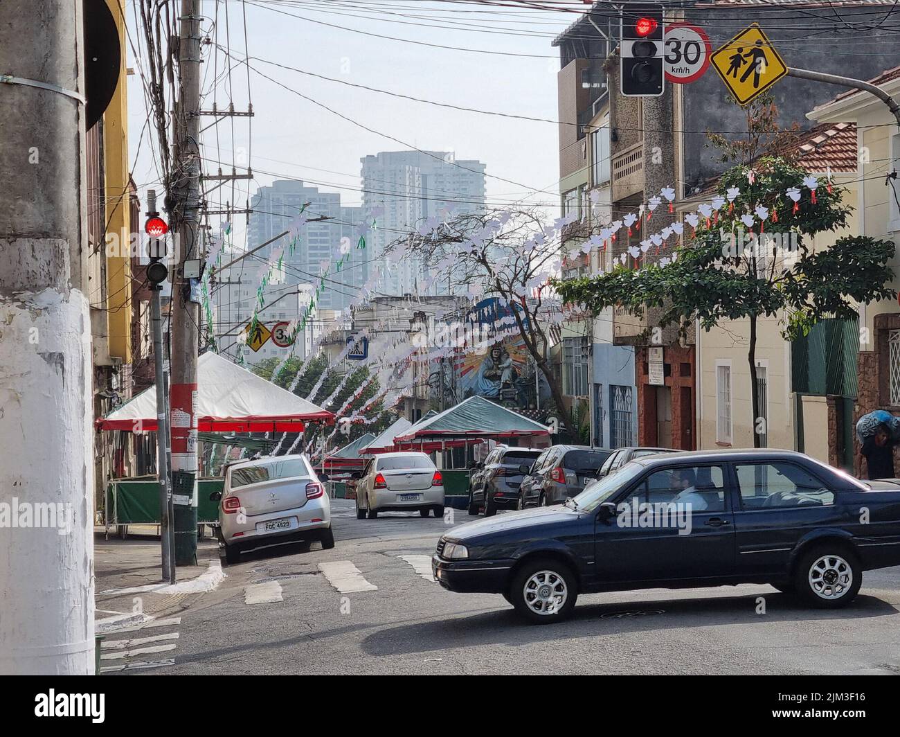 Sao Paulo, Sao Paulo, Brésil. 4th août 2022. (INT) 96th célébration de notre Dame d'Achiropita à Sao Paulo. 04 août 2022, Sao Paulo, Brésil: La préparation de la célébration traditionnelle de 96th d'Achiropita est de retour dans le quartier traditionnel de Sao Paulo de Bixiga, qui se déroule de 6 août à 9 septembre 2022. À Sao Paulo, en particulier dans les régions de Mooca, Campos Elisios, bras et Bela Vista (Bixiga), les Italiens venus du sud de l'Italie pour travailler dans les usines se sont installés autour de ces zones. L'événement vise à rendre hommage au patron du quartier, Nossa Senhora Achiropit Banque D'Images