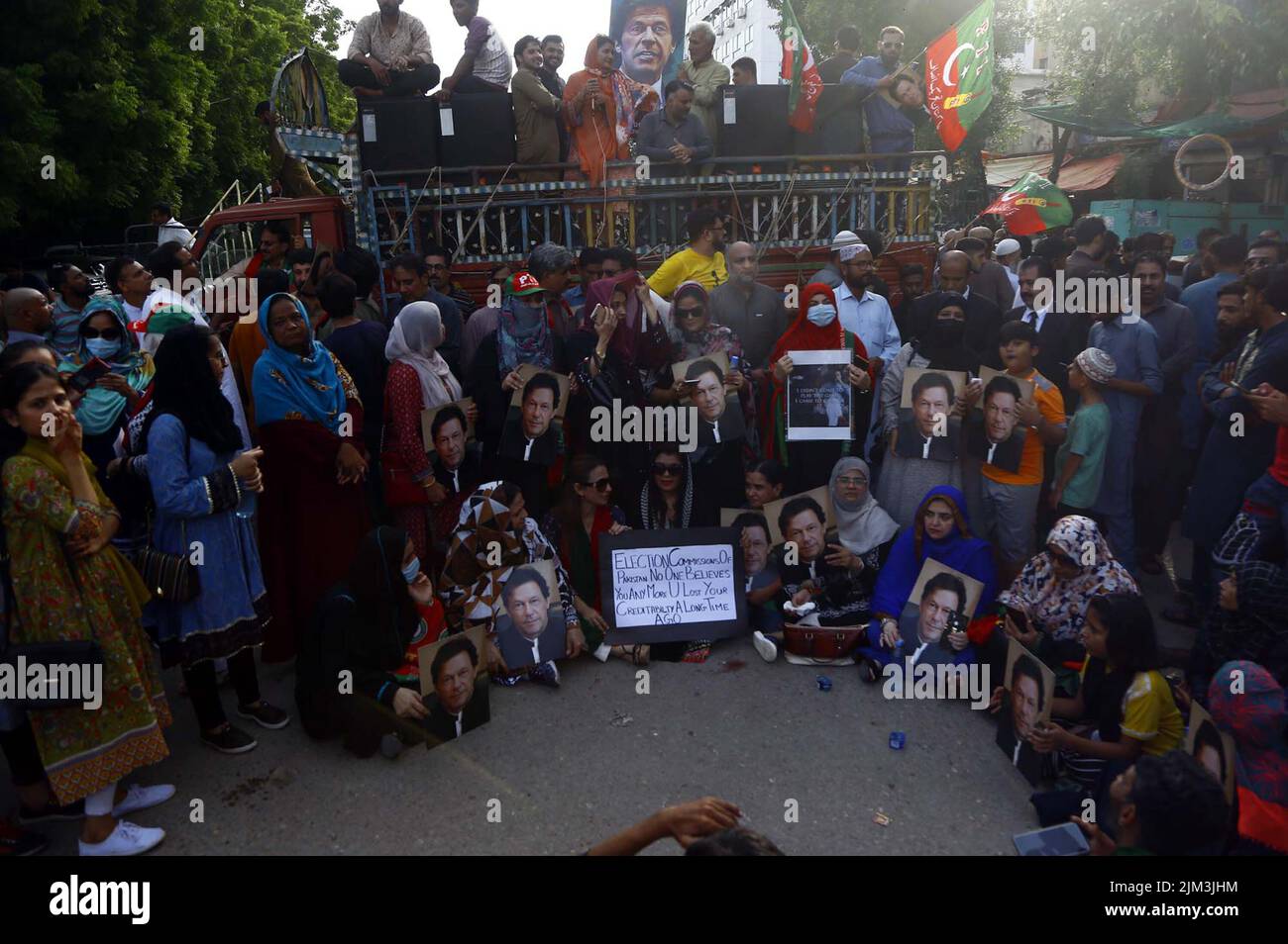 Hyderabad, Pakistan, 04 août 2022. Des militants de Tehreek-e-Insaf (PTI) protestent jeudi contre le commissaire général aux élections, à l'extérieur du bureau de la commission électorale de Karachi, à 04 août 2022. Banque D'Images