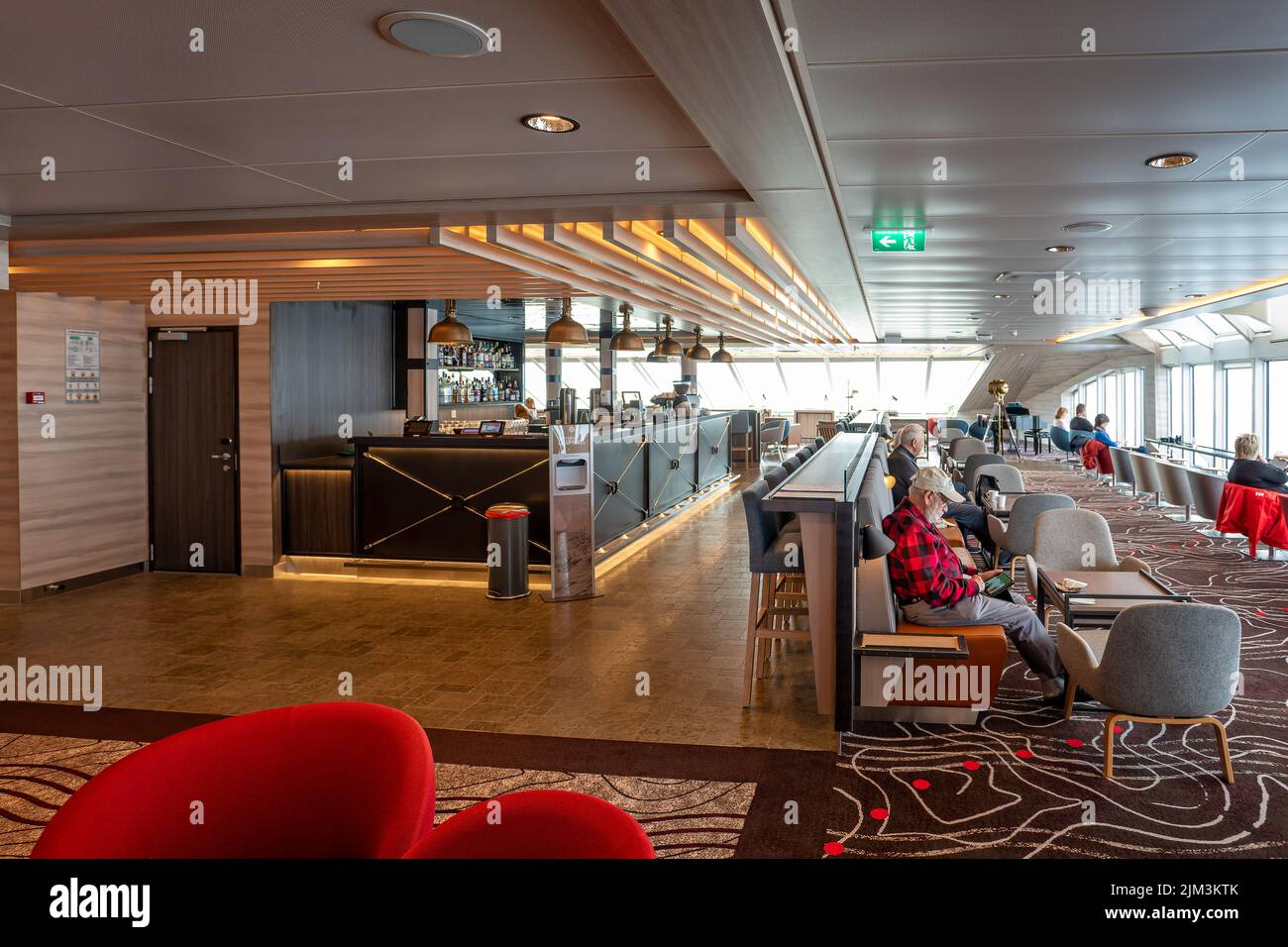 Le bar-salon Explorers à bord du navire de l'expédition MS Fridtjof Nansen de Hurtigruten, dans la baie de Disko, au Groenland, le 19 juillet 2022 Banque D'Images