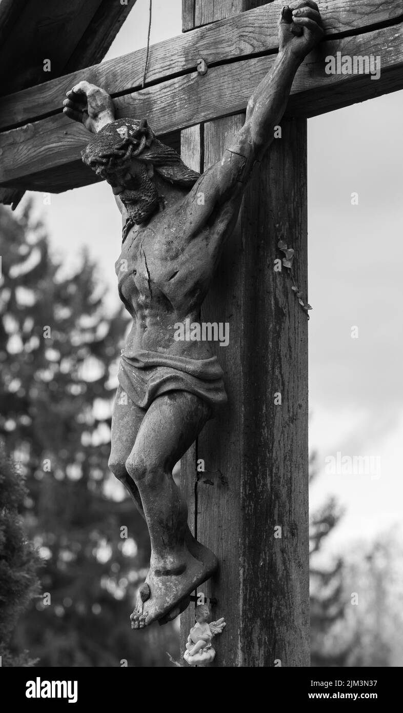 Photo en noir et blanc prise à partir d'un vieux crucifix Banque D'Images