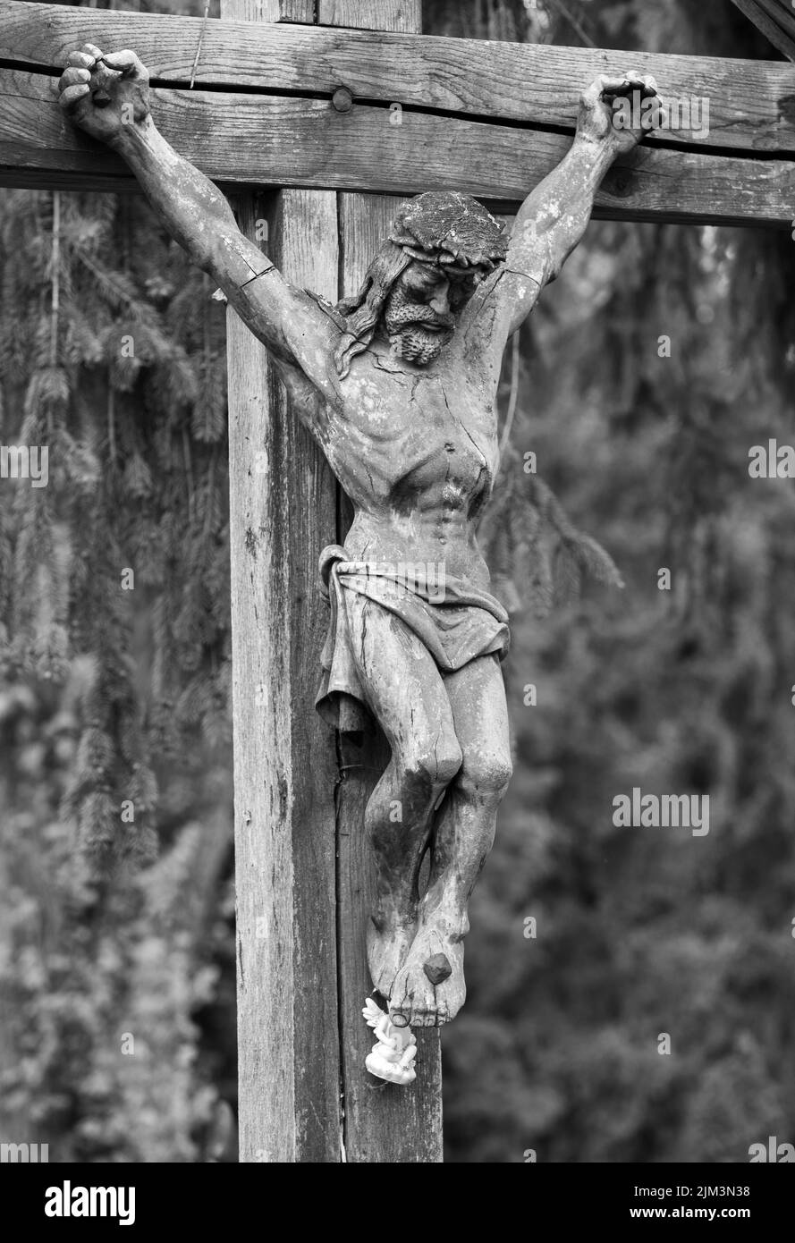 Photo en noir et blanc prise à partir d'un vieux crucifix Banque D'Images