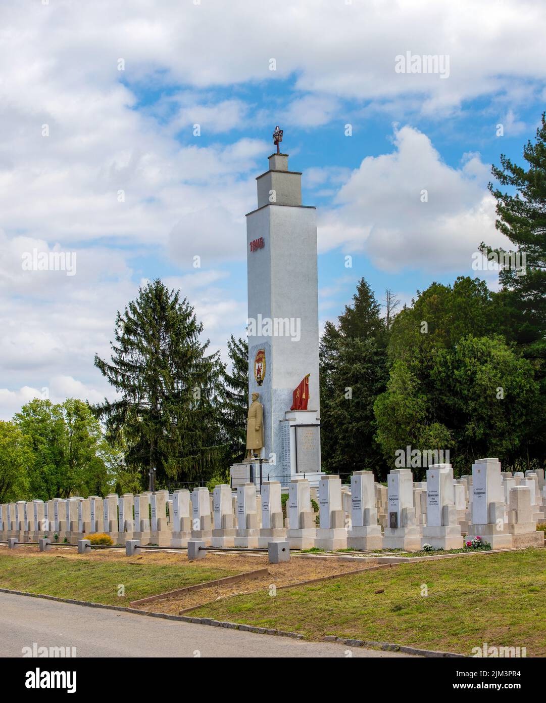 Un cliché vertical de monument aux soldats soviétiques tués pendant la Seconde Guerre mondiale dans le cimetière de Pecs - Hongrie. Mémoire éternelle Banque D'Images