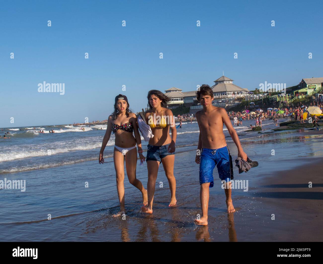 Un groupe de jeunes marchant sur la plage pendant un été ensoleillé à Mar del Plata, en Argentine Banque D'Images