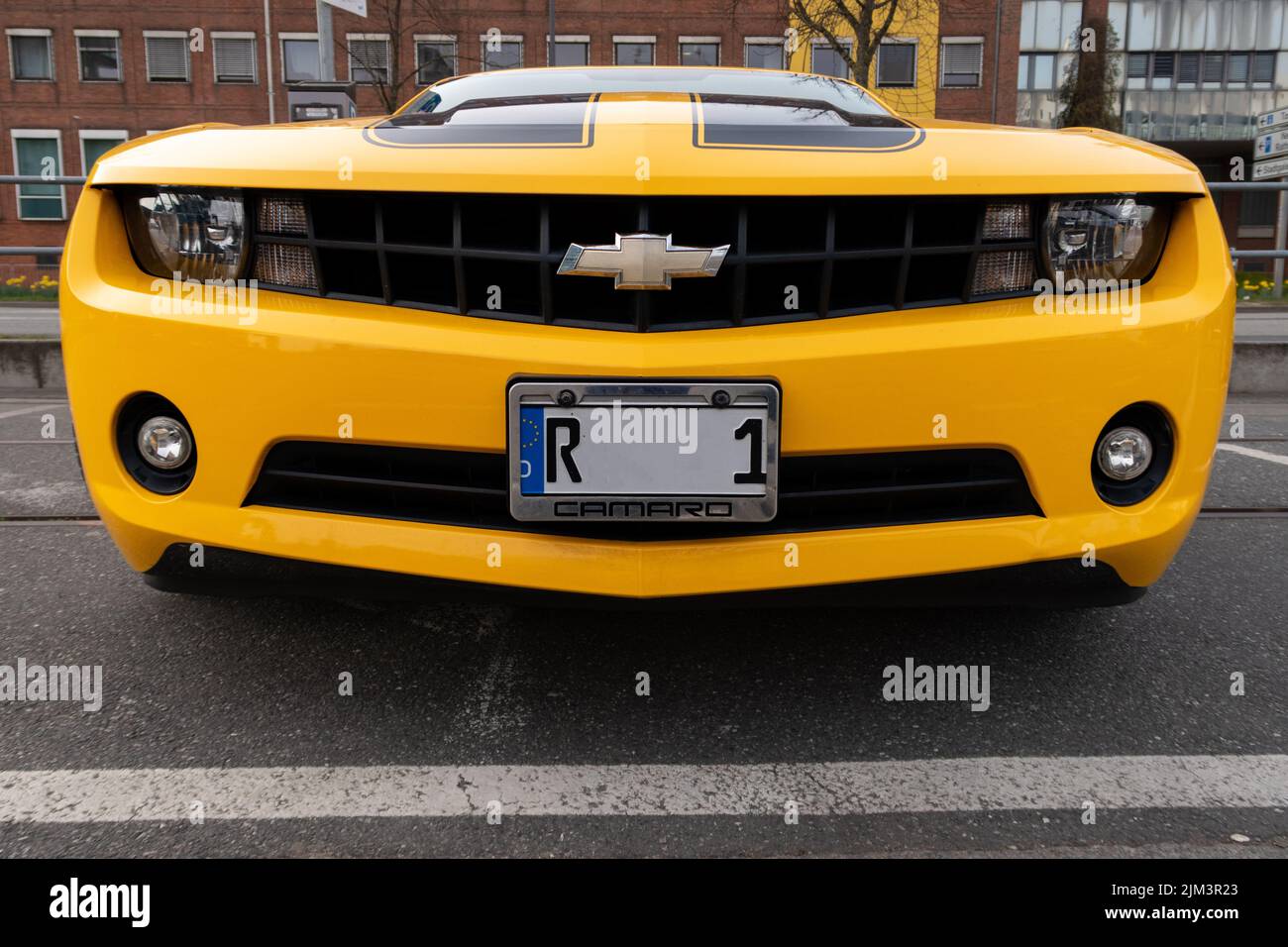Kiel Allemagne, 22 mars 2022, voiture musculaire jaune camaro de chevrolet, vue avant Banque D'Images