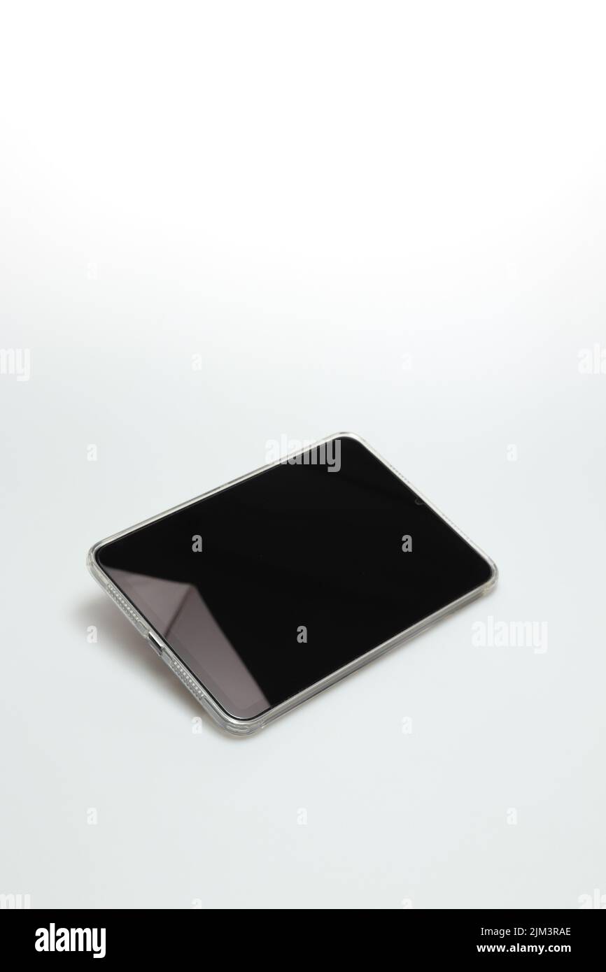 Studio de prise de vue de nouvelles tablettes numériques Apple iPad mini génération 6 isolées de l'espace de copie sur fond blanc. A15 technologie de puce Bionic d'Apple inc Banque D'Images