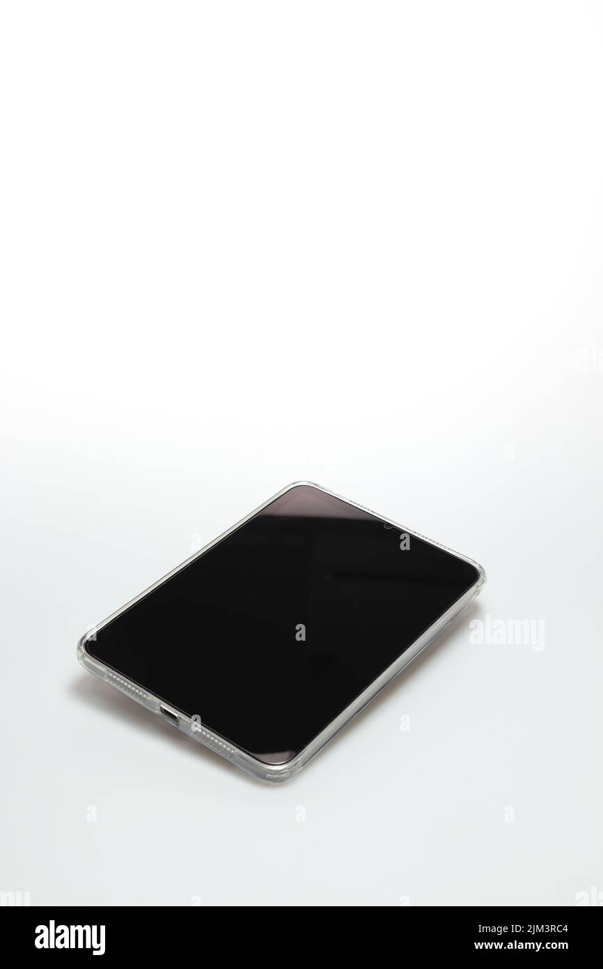 Studio de prise de vue de nouvelles tablettes numériques Apple iPad mini génération 6 isolées de l'espace de copie sur fond blanc. A15 technologie de puce Bionic d'Apple inc Banque D'Images