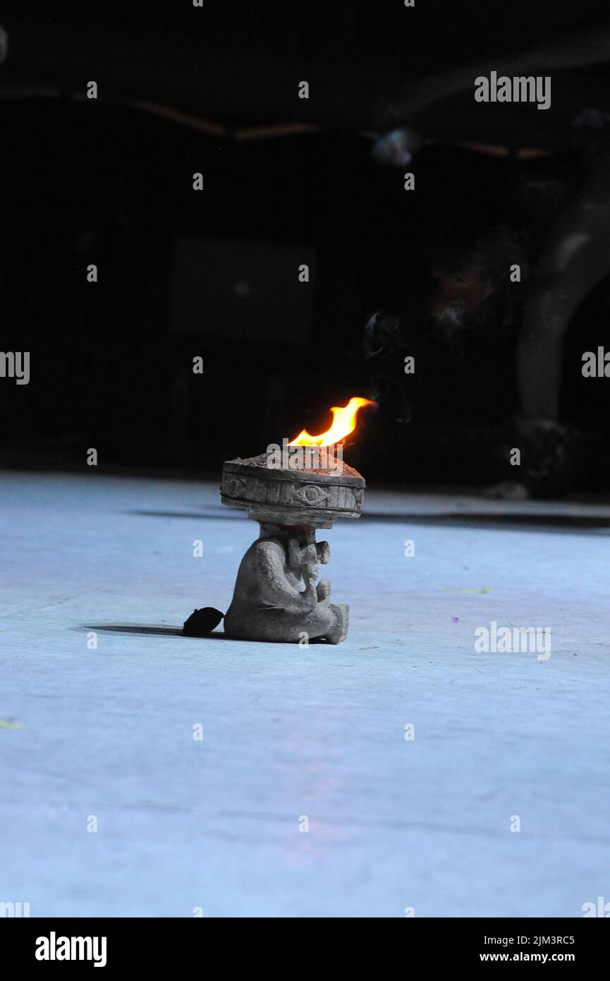 Un cliché vertical d'une petite sculpture ressemblant à un or aztèque avec feu en feu sur le dessus Banque D'Images