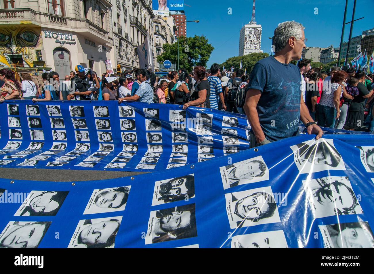 Un gros plan de personnes avec les images de personnes kidnappées et disparues pendant une dictature militaire Banque D'Images