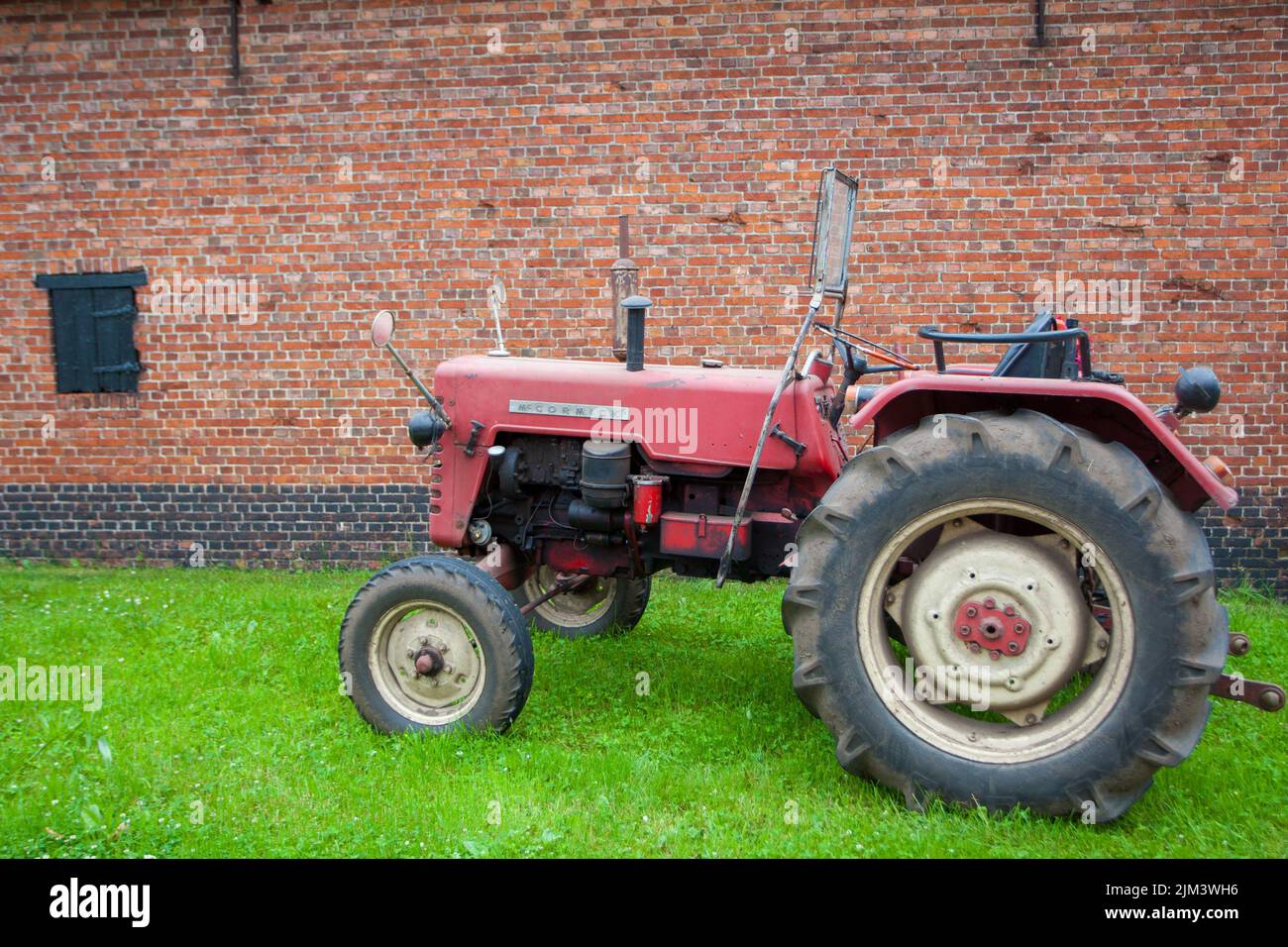 Hoogstraten, Belgique, 22nd juin 2013, Un tracteur McCormick Deering d'époque exposé dans une ferme. Photo de haute qualité Banque D'Images