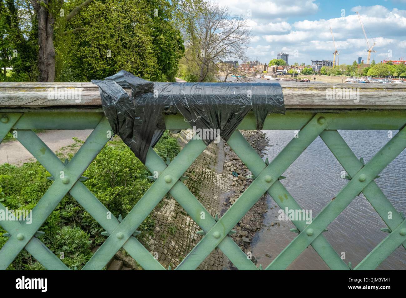 Le Hammersmith Bridge pendant la journée à Londres, Royaume-Uni Banque D'Images