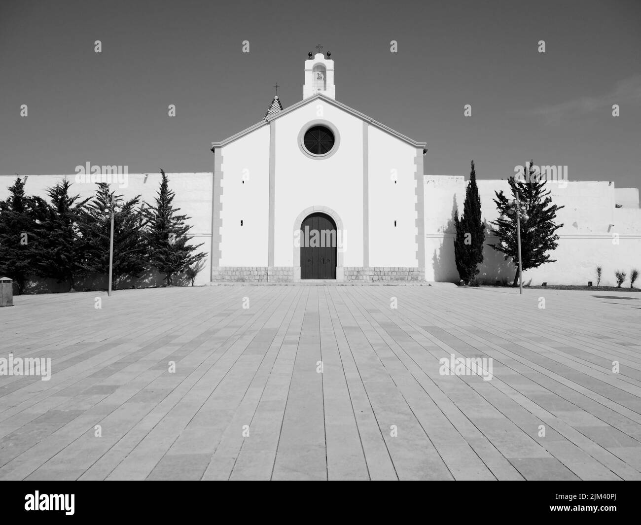 vue monochrome sur l'ermitage de saint-sébastien à sitges, catalogne, espagne. vue frontale Banque D'Images