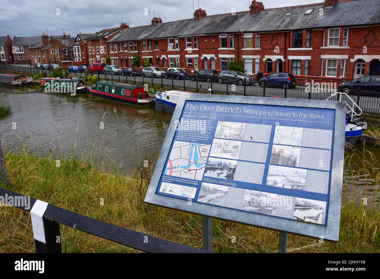 Chester, Royaume-Uni: 3 juillet 2022: Une scène générale du canal de Shropshire Union à Chester, avec des bateaux étroits amarrés dans les Williams Moorings Banque D'Images