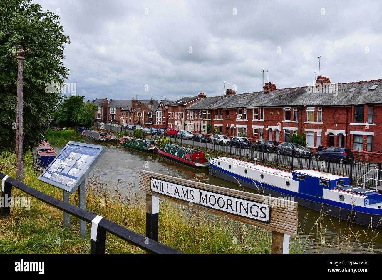 Chester, Royaume-Uni: 3 juillet 2022: Une scène générale du canal de Shropshire Union à Chester, avec des bateaux étroits amarrés dans les Williams Moorings Banque D'Images