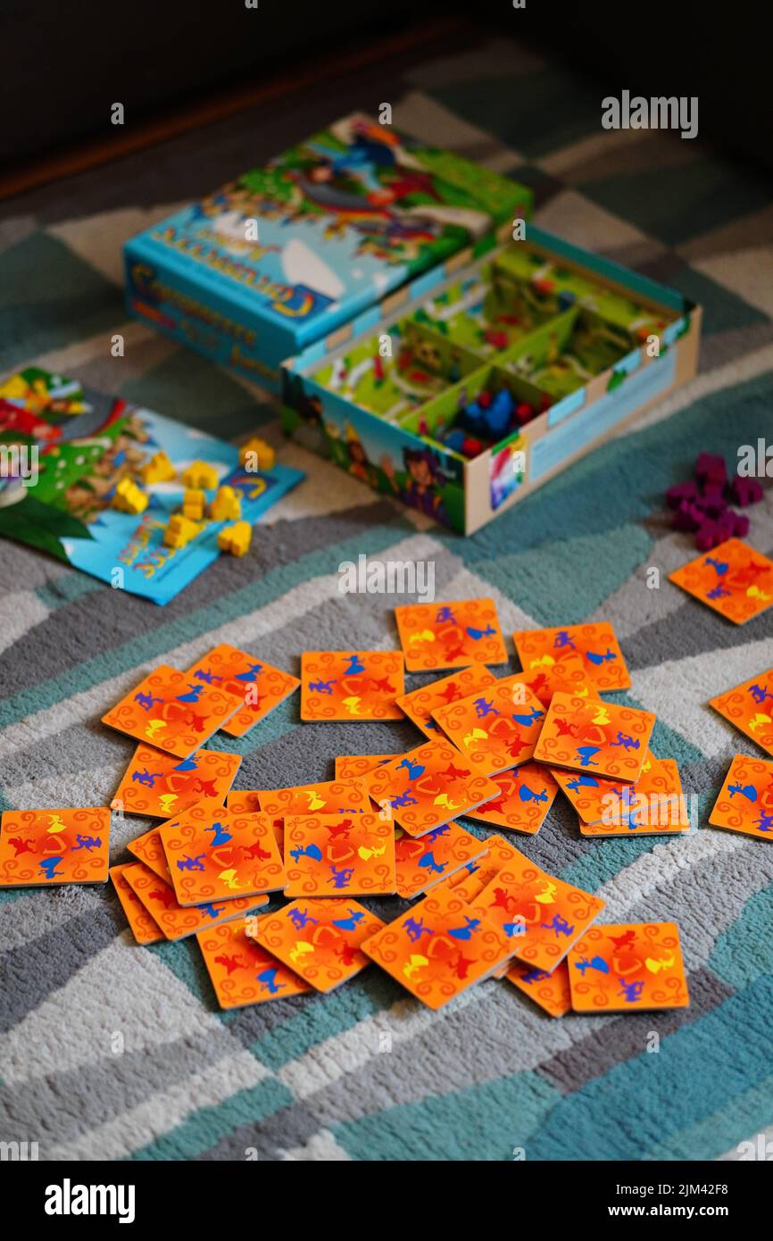 Un cliché vertical de cartes de jeu de Carcassonne sur le sol d'un tapis doux Banque D'Images