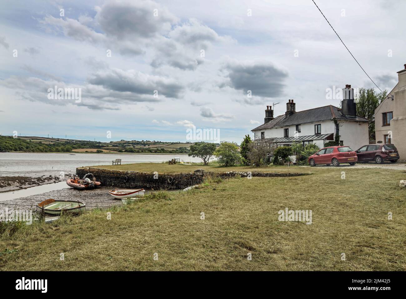 Le quai au village de Little Devon de Bere Ferrers avec quelques bateaux à quai Banque D'Images