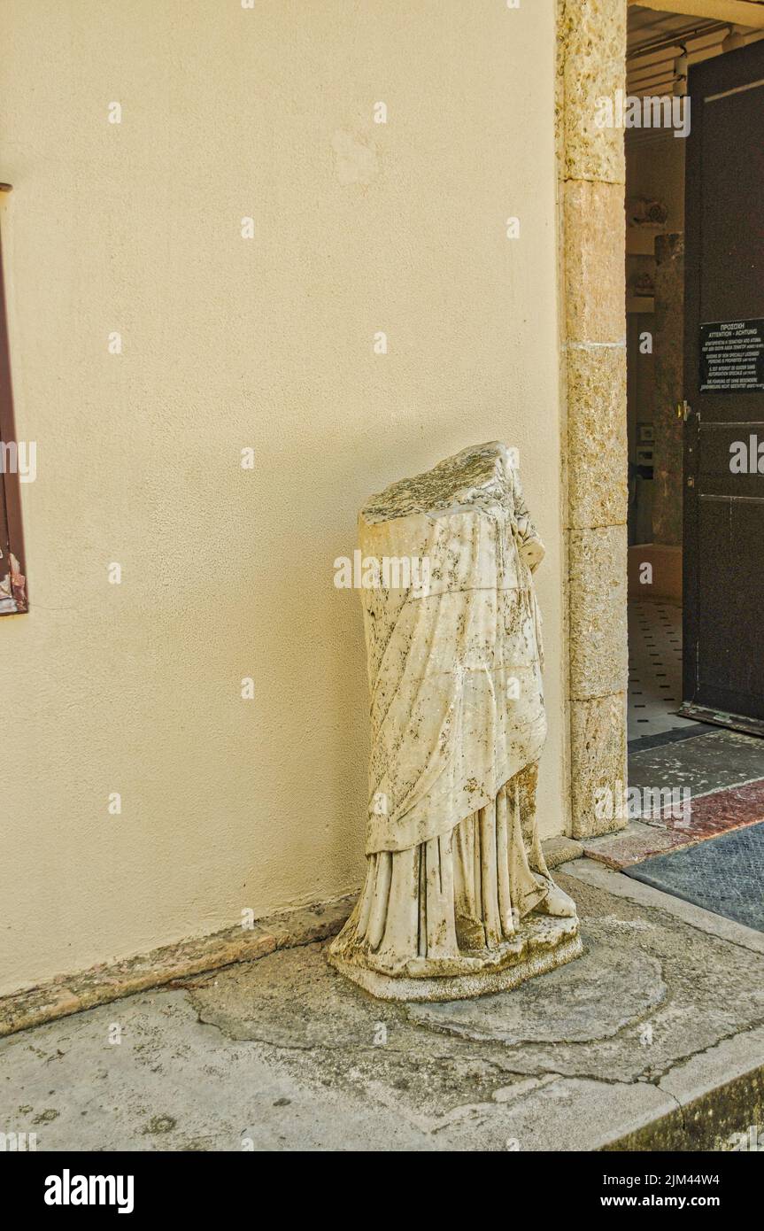 Épidaure, Grèce. 3 mars 2010 : le musée archéologique d'Épidaure, est situé à côté du théâtre d'Épidaure Banque D'Images Épidaure, Grèce. 3 mars 2010 : le musée archéologique d'Épidaure, est situé à côté du théâtre d'Épidaure Banque D'Images