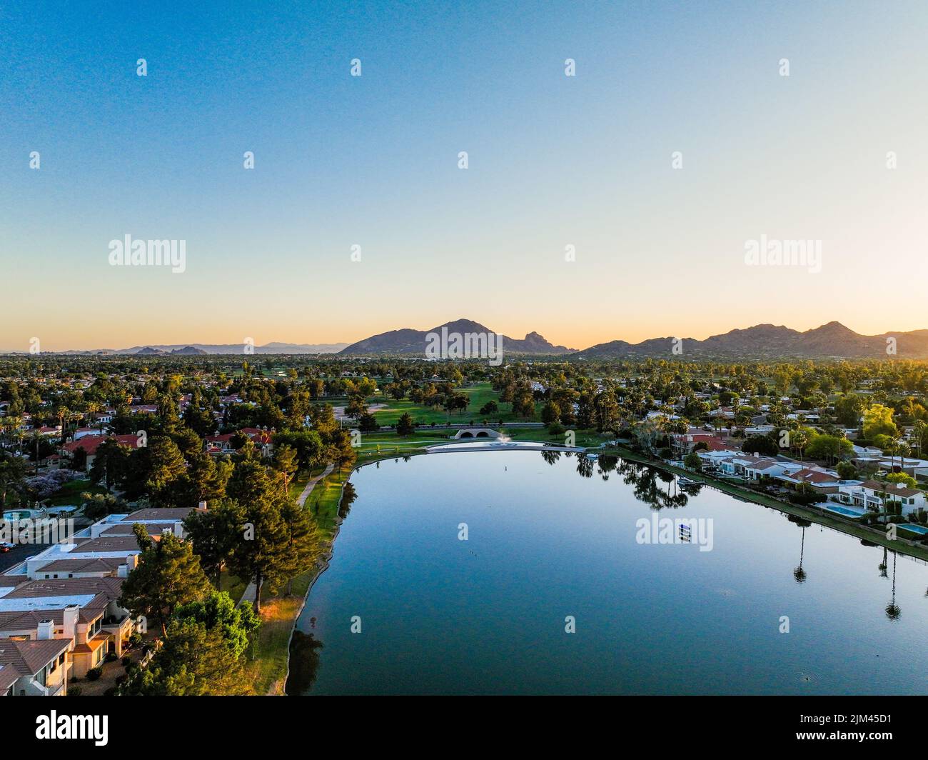 Camelback Mountain and Lake au coucher du soleil au printemps - Scottsdale Arizona Banque D'Images