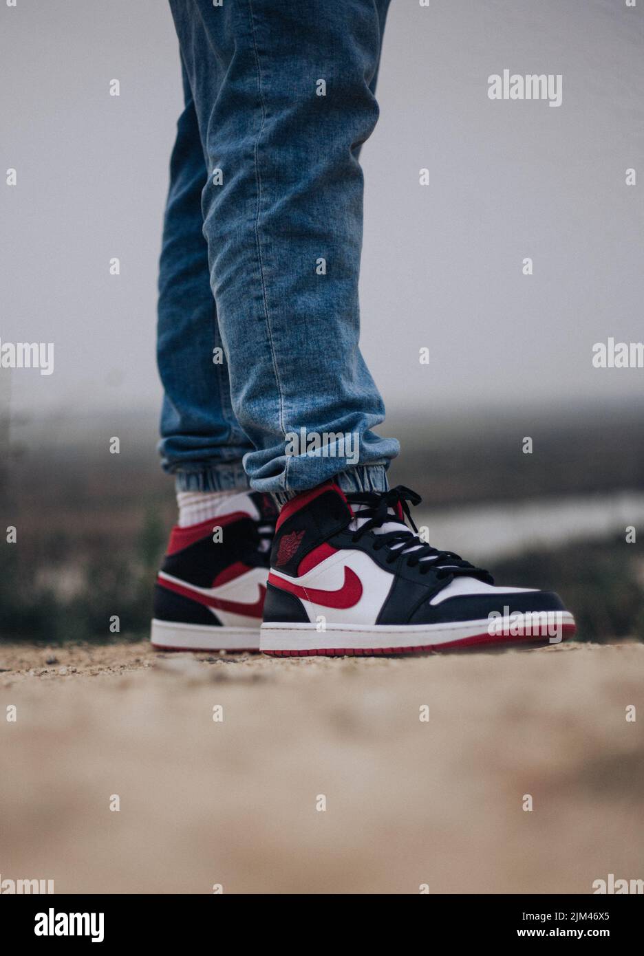 Une photo verticale d'une personne portant des Nike Air Jordan 1 Gym Reds Photo Stock Alamy