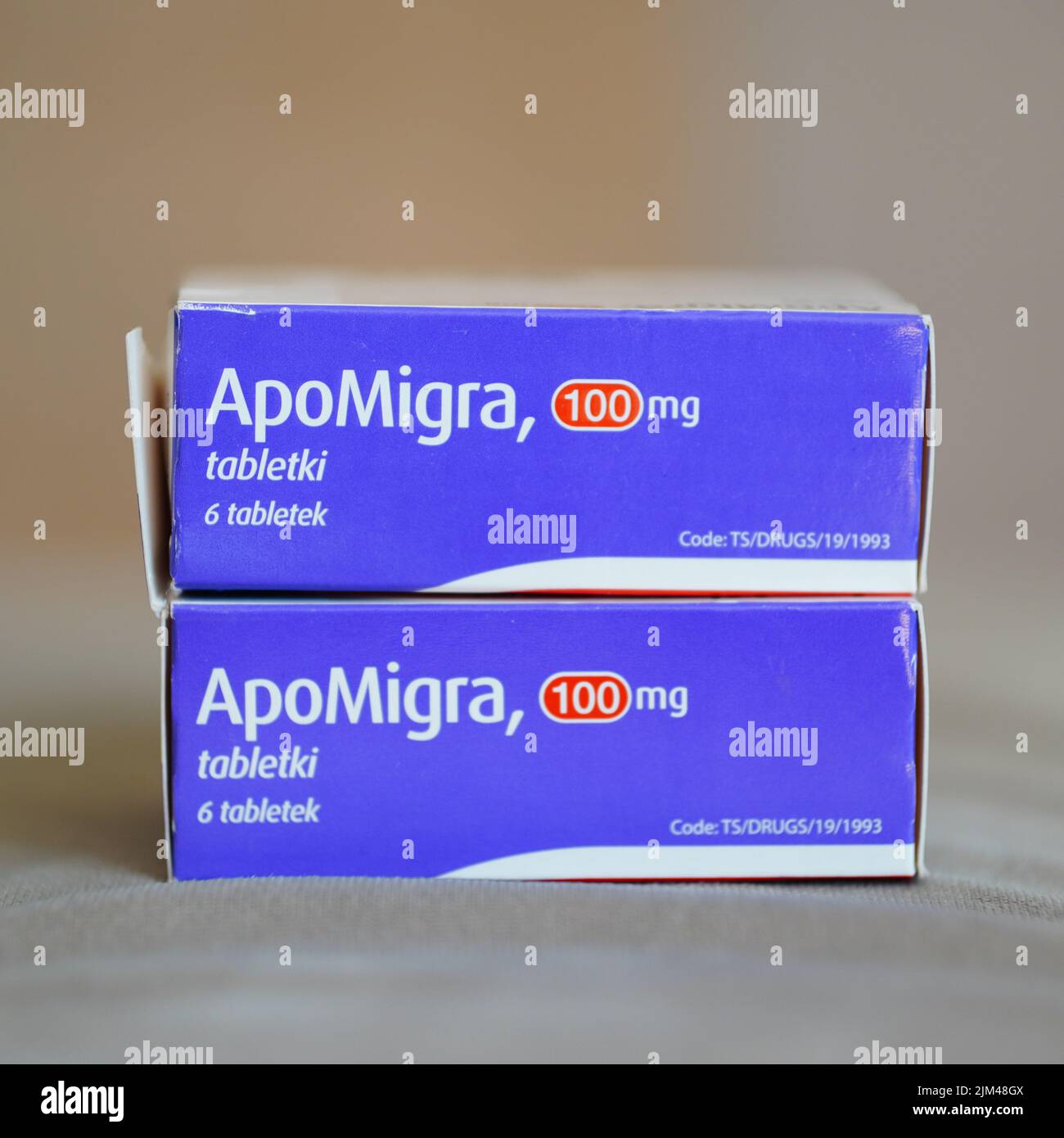 Un gros plan de la marque ApoMigra pilules contre la migraine dans des boîtes Banque D'Images