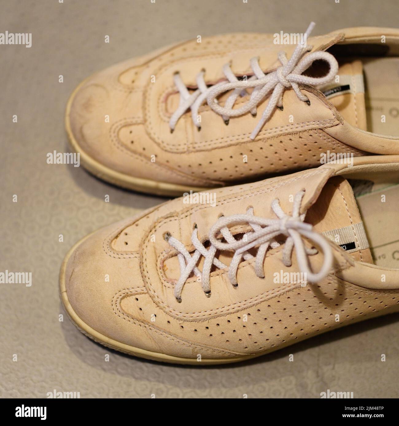 Une vue de dessus d'une paire de chaussures femme de marque Ecco sur un étage Banque D'Images