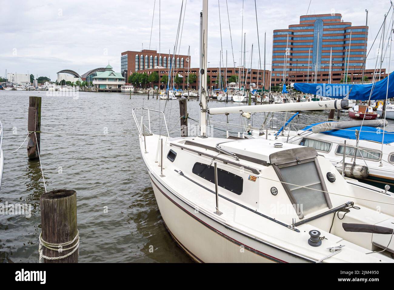 Hampton Virginia, Tidewater Area, Hampton River eau marina bateaux bateau port port yachts, bâtiments ville gratte-ciel site touristique Banque D'Images