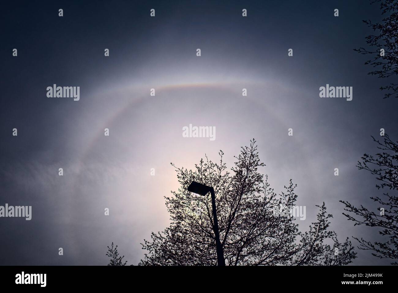 Exposition brillante d'un halo solaire à 22 degrés, d'un arc tangent supérieur et d'un cercle parhélique au-dessus du Midlothian, en Écosse Banque D'Images