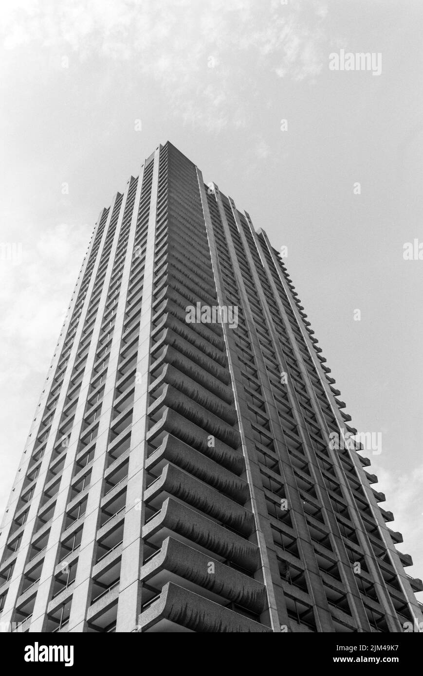 Une prise de vue en bas angle (niveaux de gris) d'un bâtiment moderne de grande hauteur Banque D'Images Une prise de vue en bas angle (niveaux de gris) d'un bâtiment moderne de grande hauteur Banque D'Images
