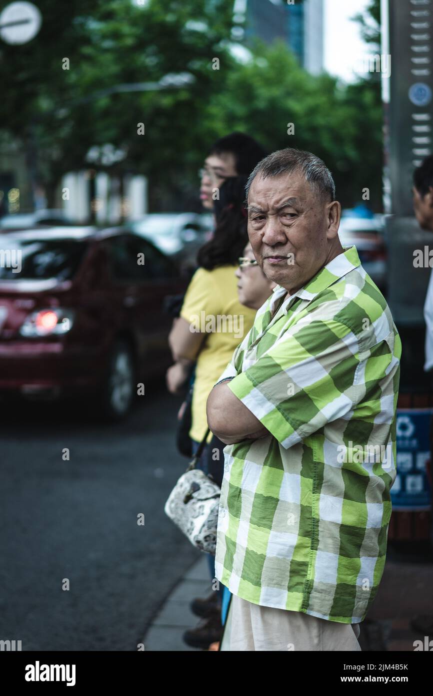Un homme qui regarde dans une rue animée en Chine Banque D'Images