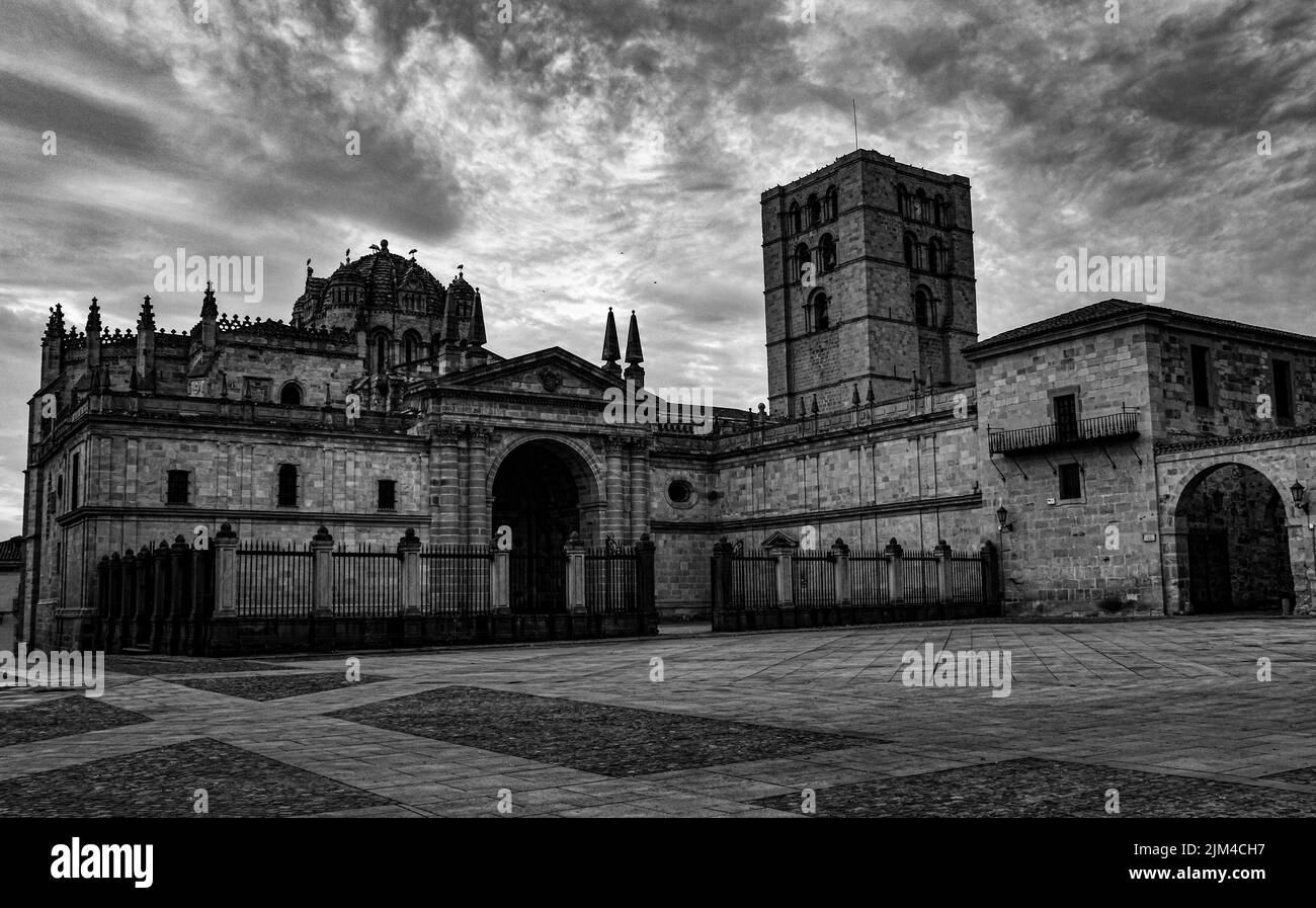 Vue panoramique sur la cathédrale de Zamora (Espagne). Photo en noir et blanc Banque D'Images