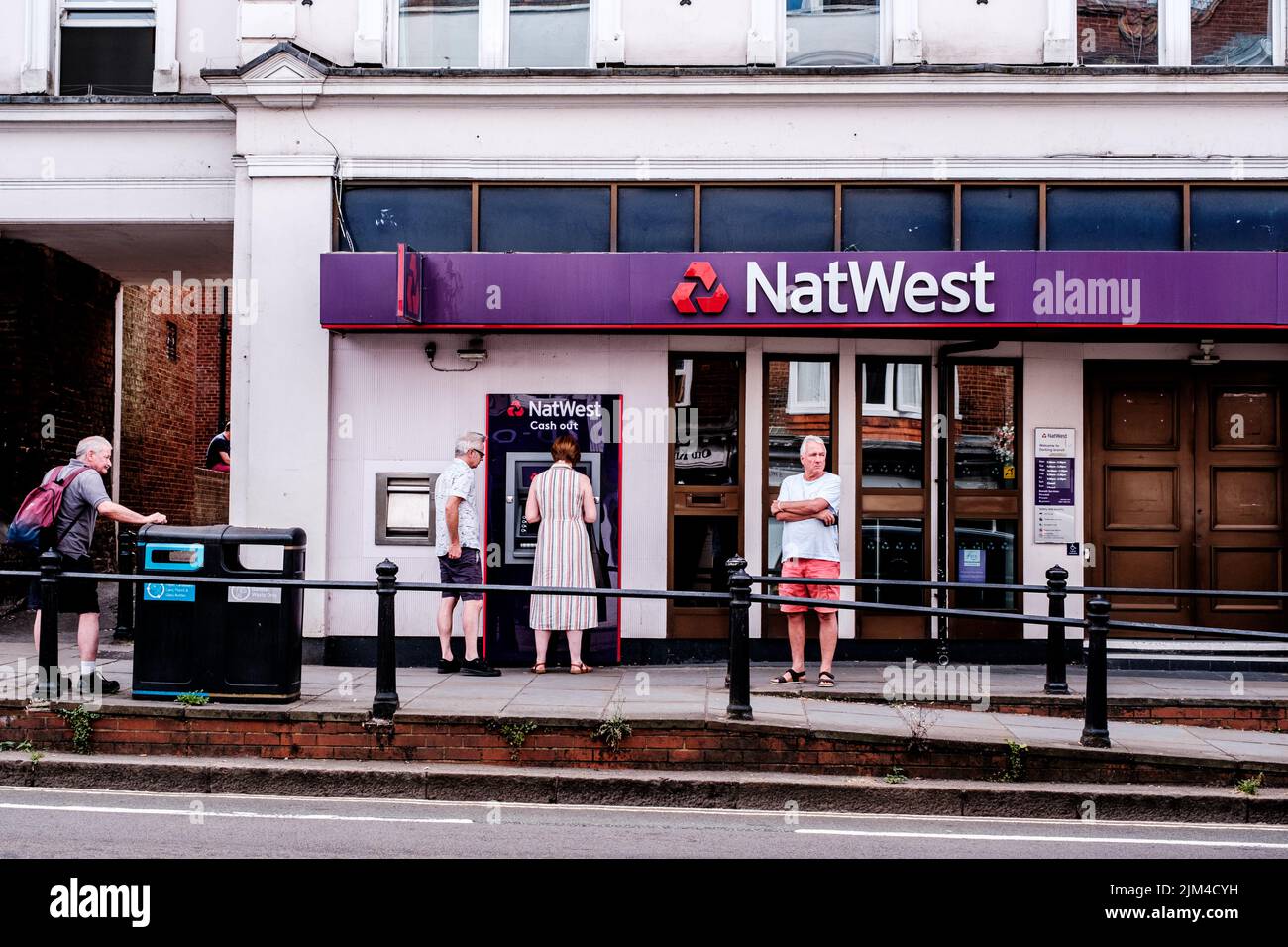 Dorking, Surrey Hills, Londres, Royaume-Uni, 30 juin 2022, NatWest High Street Retail Bank signer et logo personnes qui retirent de l'argent de l'ATM Cash point machine Banque D'Images