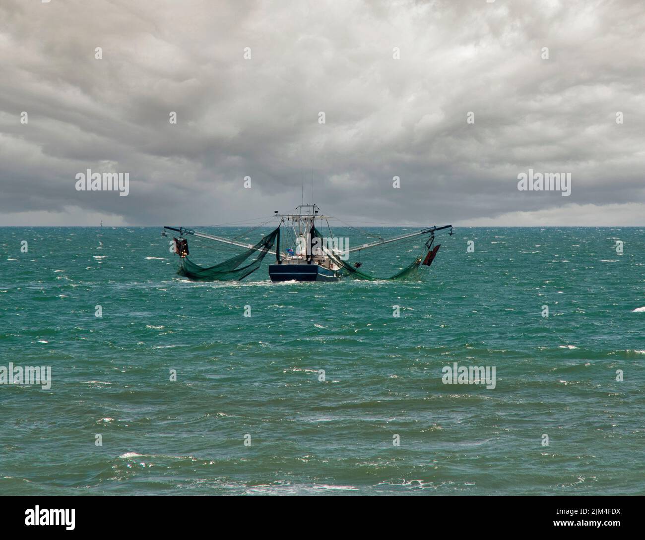Un bateau de pêche qui déploie des filets dans l'océan Atlantique à Emerald Isle, Caroline du Nord, États-Unis Banque D'Images Un bateau de pêche qui déploie des filets dans l'océan Atlantique à Emerald Isle, Caroline du Nord, États-Unis Banque D'Images