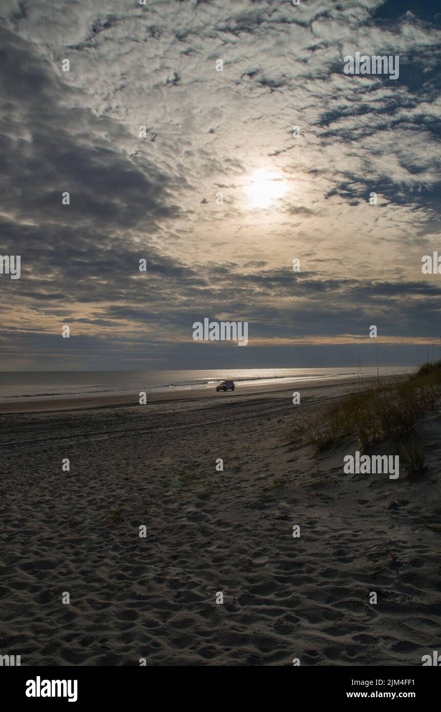 Une jeep voyageant le long de la plage à Emerald Isle, Caroline du Nord, États-Unis Banque D'Images Une jeep voyageant le long de la plage à Emerald Isle, Caroline du Nord, États-Unis Banque D'Images