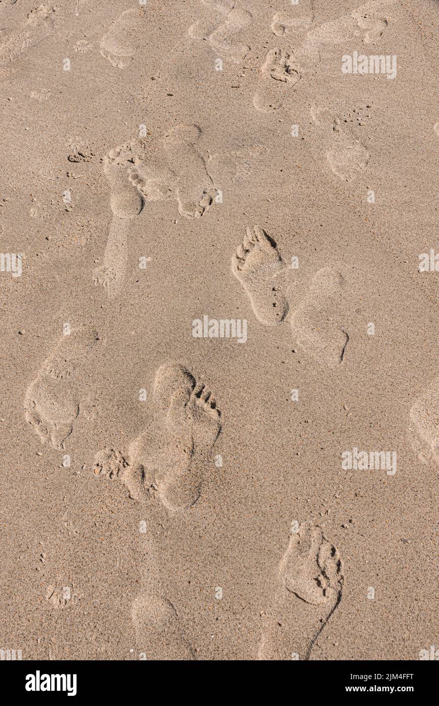 Une verticale de traces de pieds laissées dans le sable à la plage d'Emerald Isle, Caroline du Nord, États-Unis Banque D'Images Une verticale de traces de pieds laissées dans le sable à la plage d'Emerald Isle, Caroline du Nord, États-Unis Banque D'Images