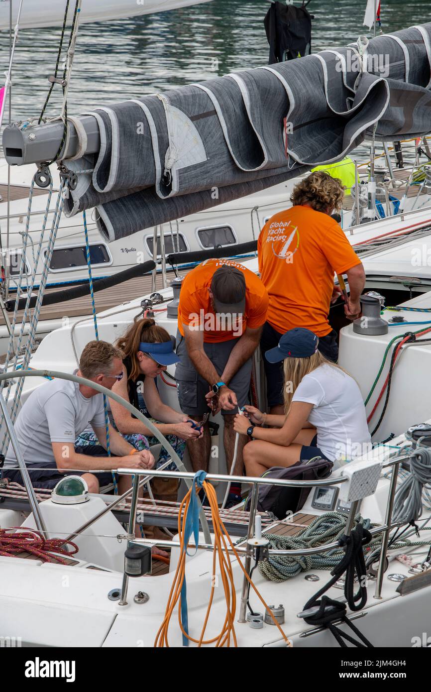 les équipages de cowes yacht haven attendant de commencer la course dans la semaine annuelle de cowes yachting ou régate de voile après un report en raison de vents légers, cowes Banque D'Images