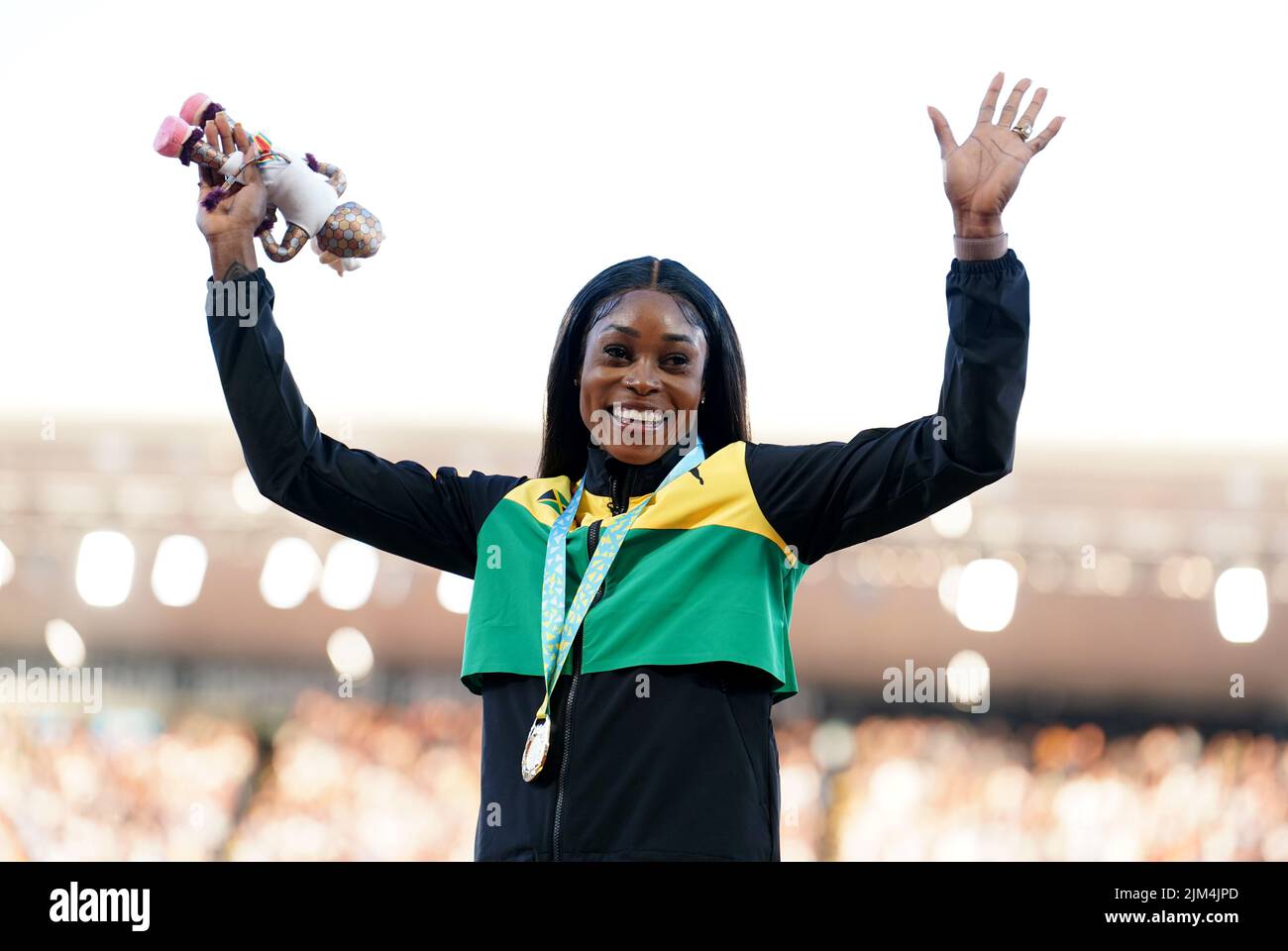 Elaine Thompson-Herah, médaillée d'or de Jamaïque, sur le podium pour les Women's 100m au stade Alexander, le septième jour des Jeux du Commonwealth de 2022 à Birmingham. Date de la photo: Jeudi 4 août 2022. Banque D'Images