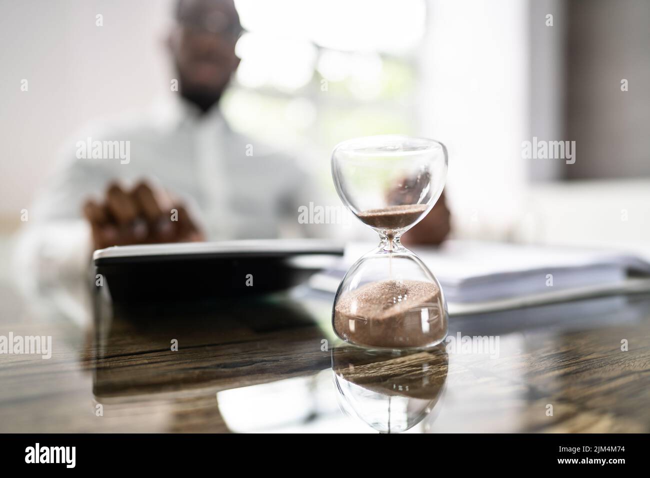 Date limite de facturation et de facturation tardive avec Hourglass au bureau Banque D'Images